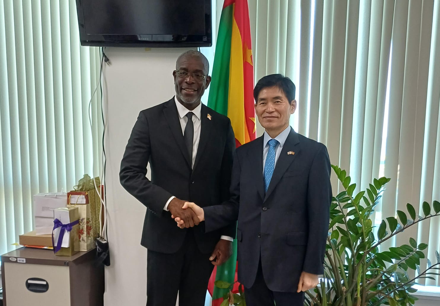 Ambassador Kwon meets with the Minister and Permanent Secretary of the Ministry of Foreign Affairs, Trade and Export Development of Grenada